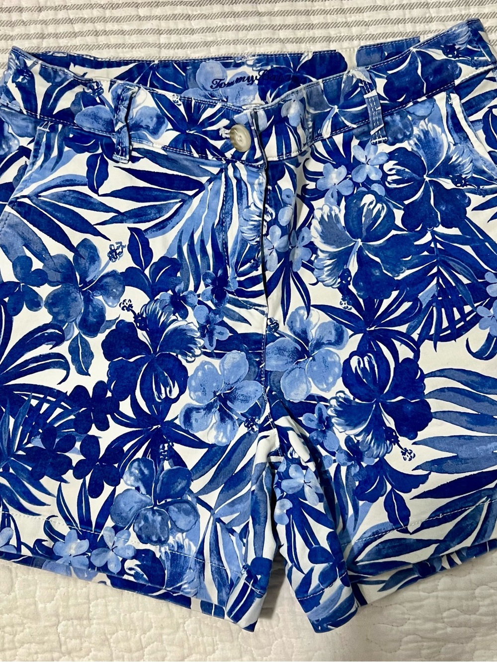 Tommy Bahama Women’s Boracay Blue Floral Shorts - size 6